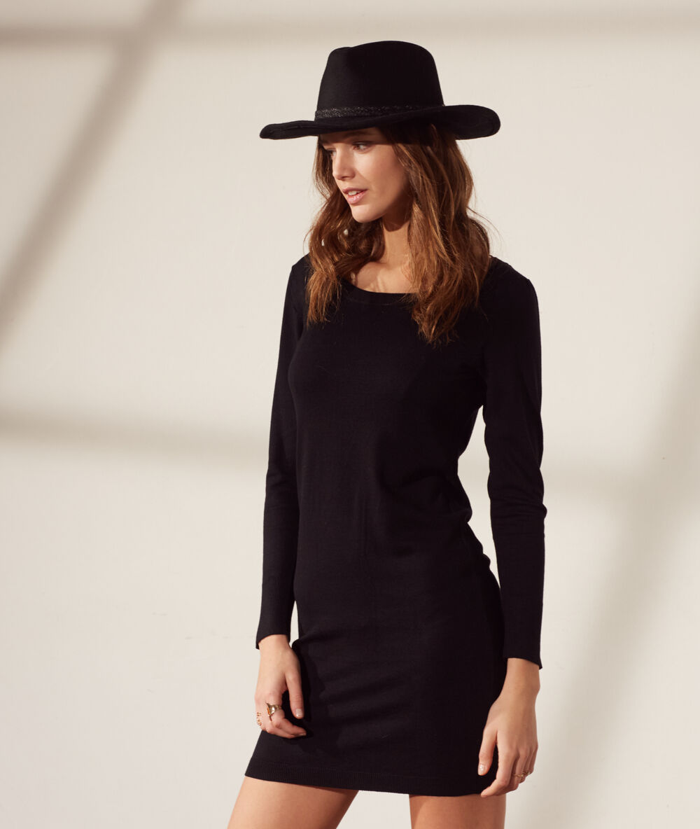 Jumper dress in a fine knit black.