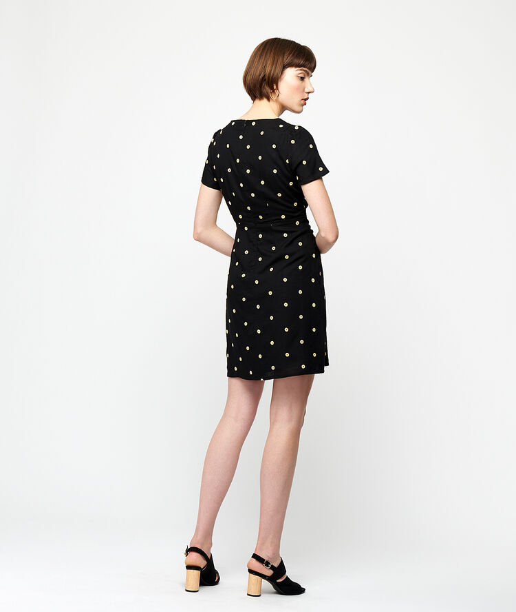 Vestido cruzado anudado negro.