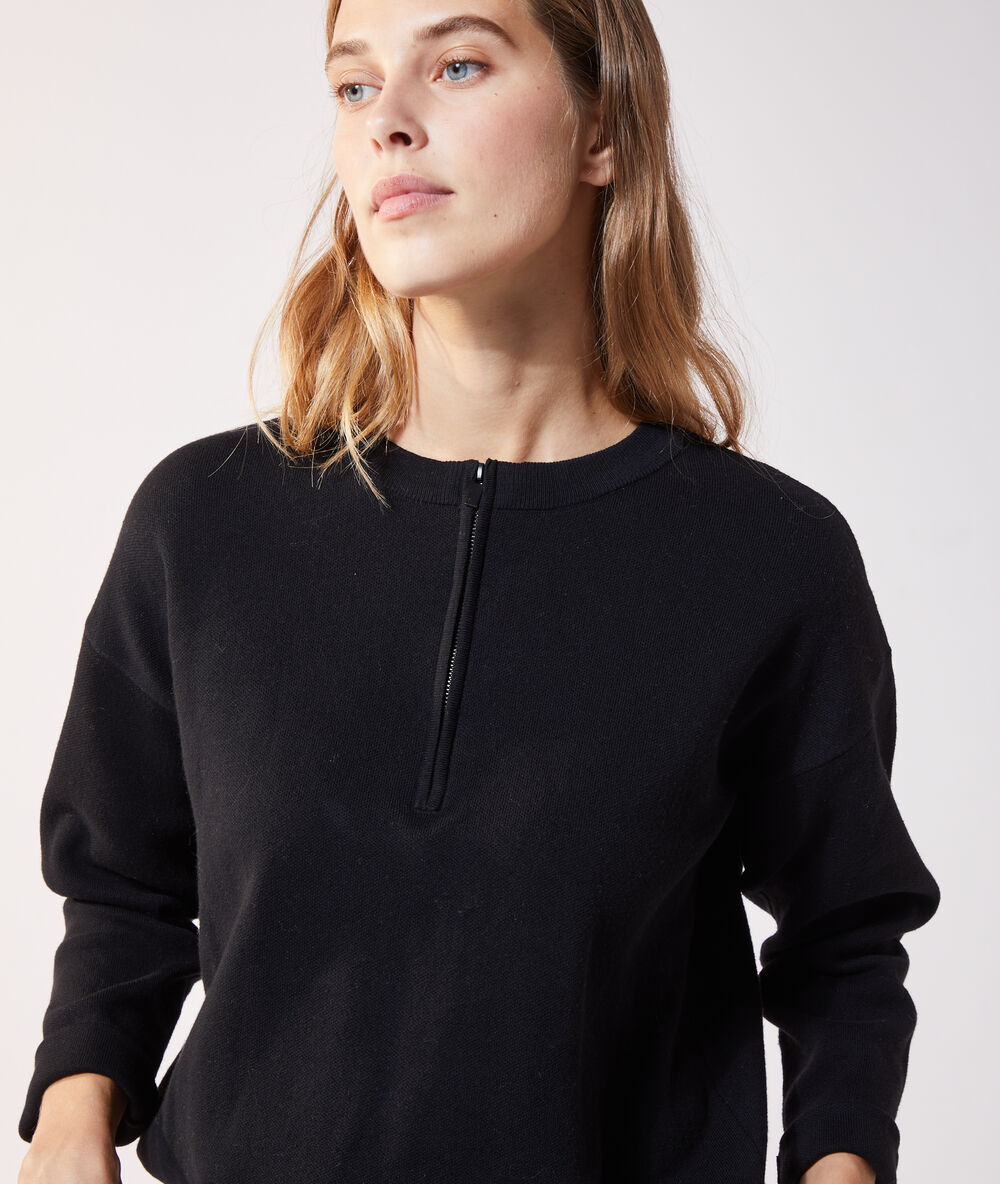Sweatshirt with a zipped collar black.