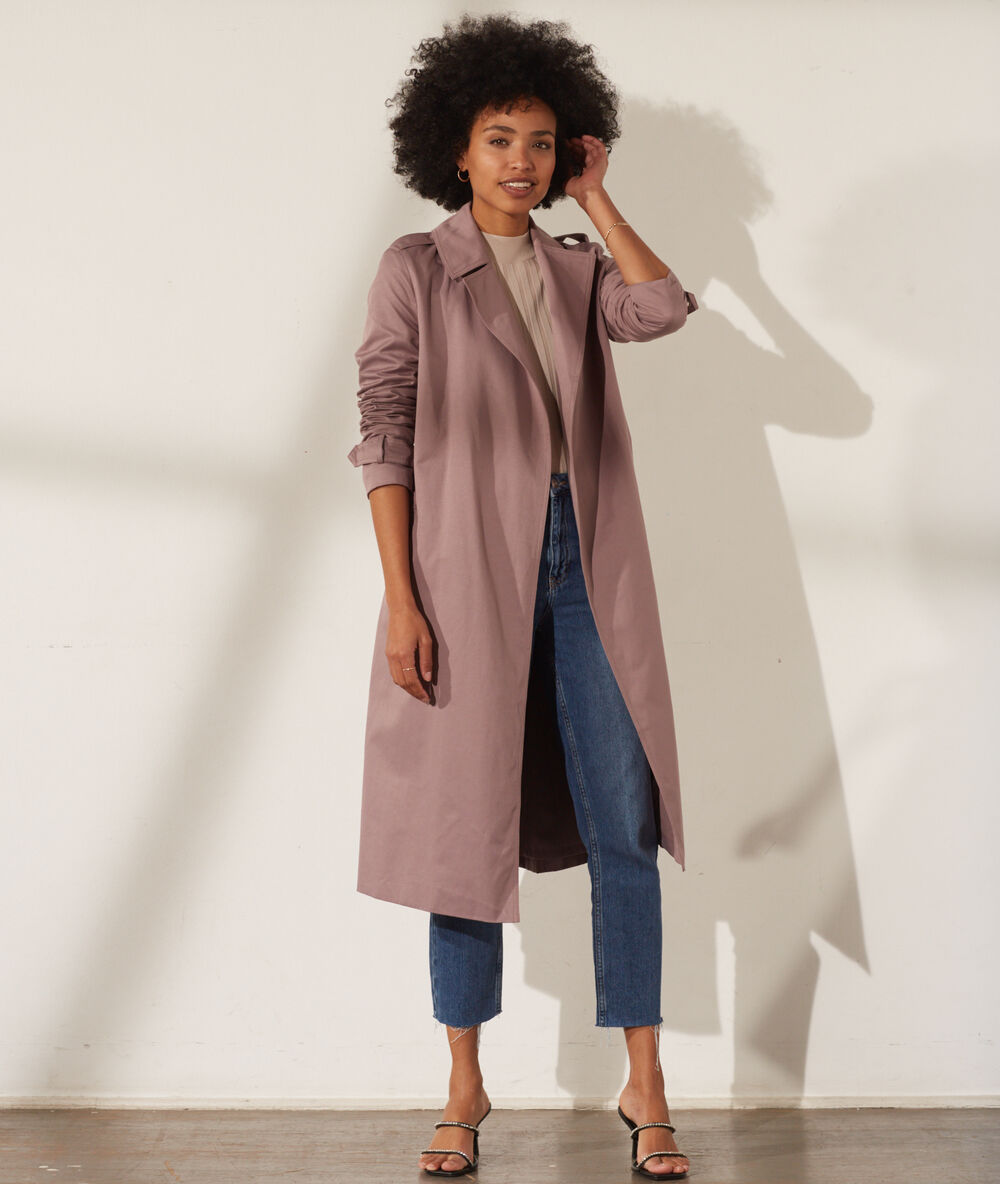 Trench avec ceinture lilas.