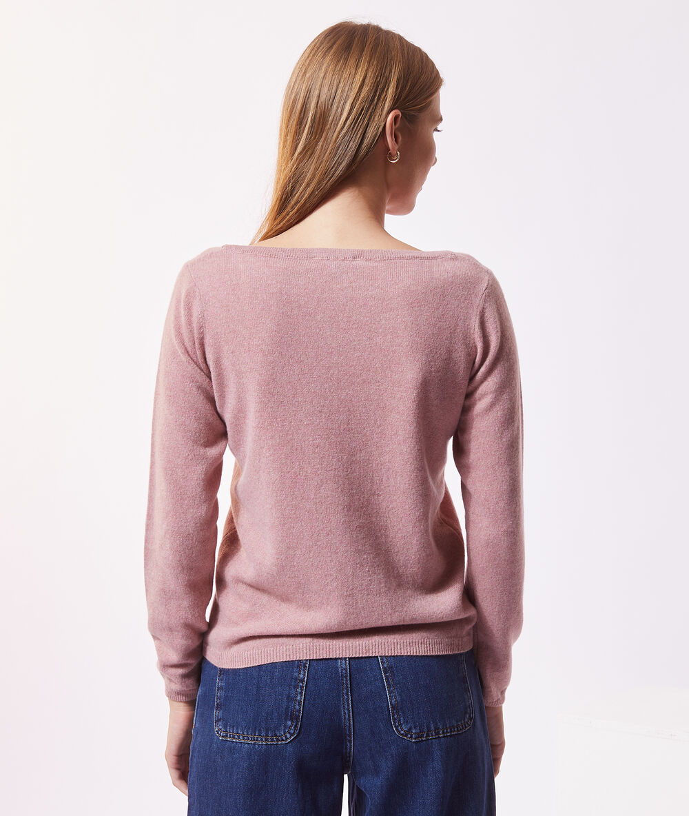 Pull col bateau en cachemire vieux rose.