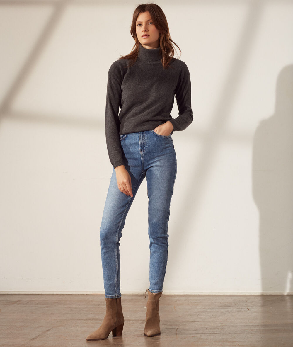 Pull col roul&eacute; en cachemire gris chine clair.