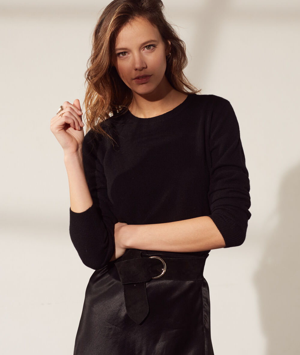 Cashmere crew neck jumper black.