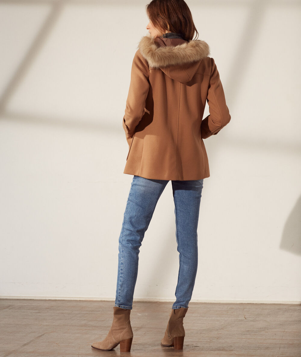 Manteau &agrave; capuche fourrure synth&eacute;tique camel.