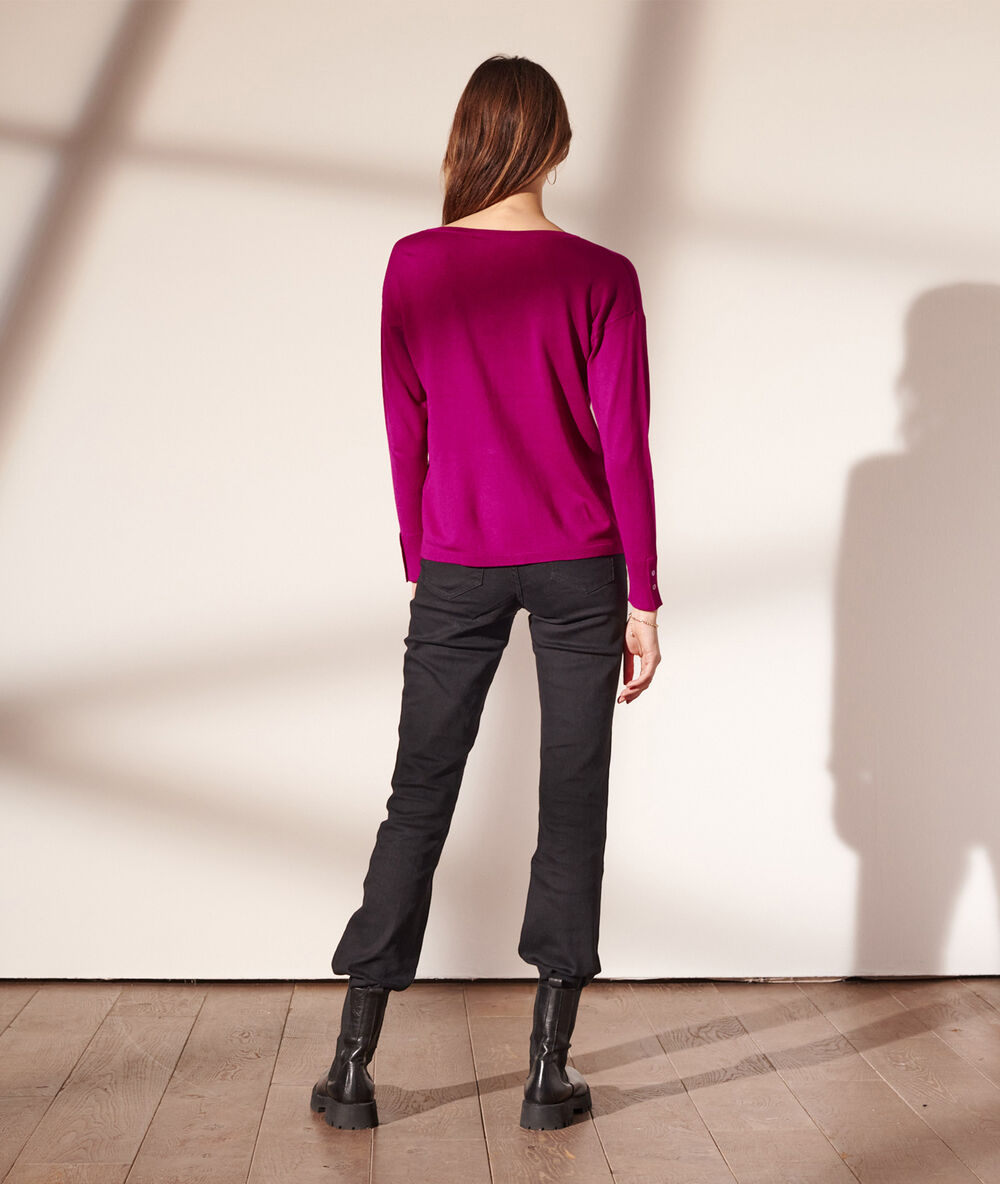 V neck jumper in a fine knit raspberry.