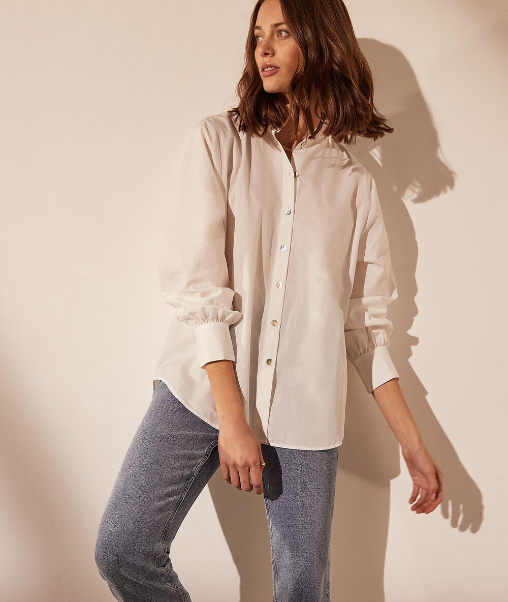 Chemise avec boutons dans le dos blanc.
