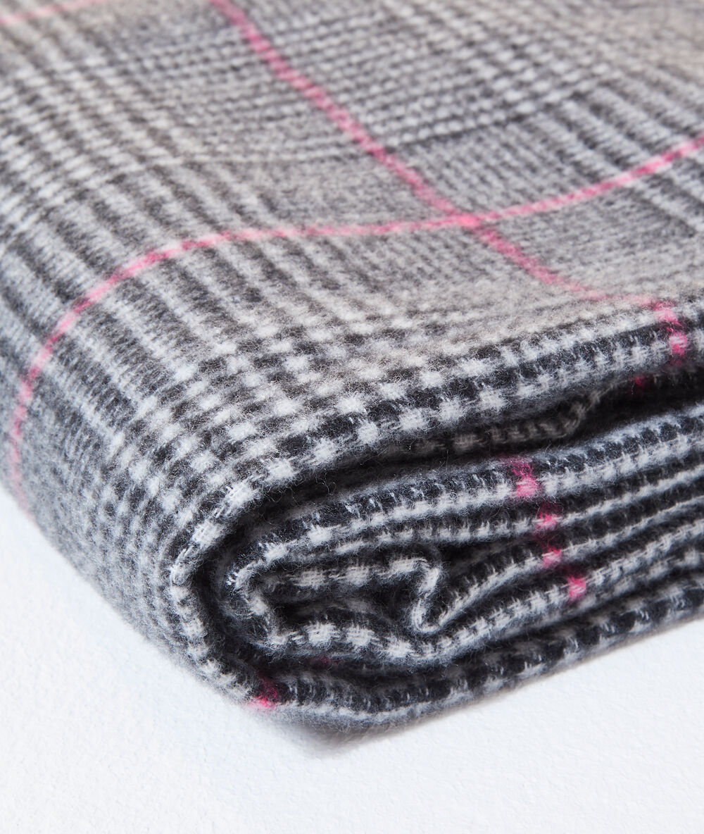 Plaid scarf in check black.