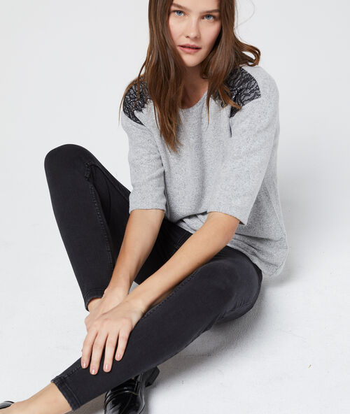 T-shirt with guipure yoke light grey marl.