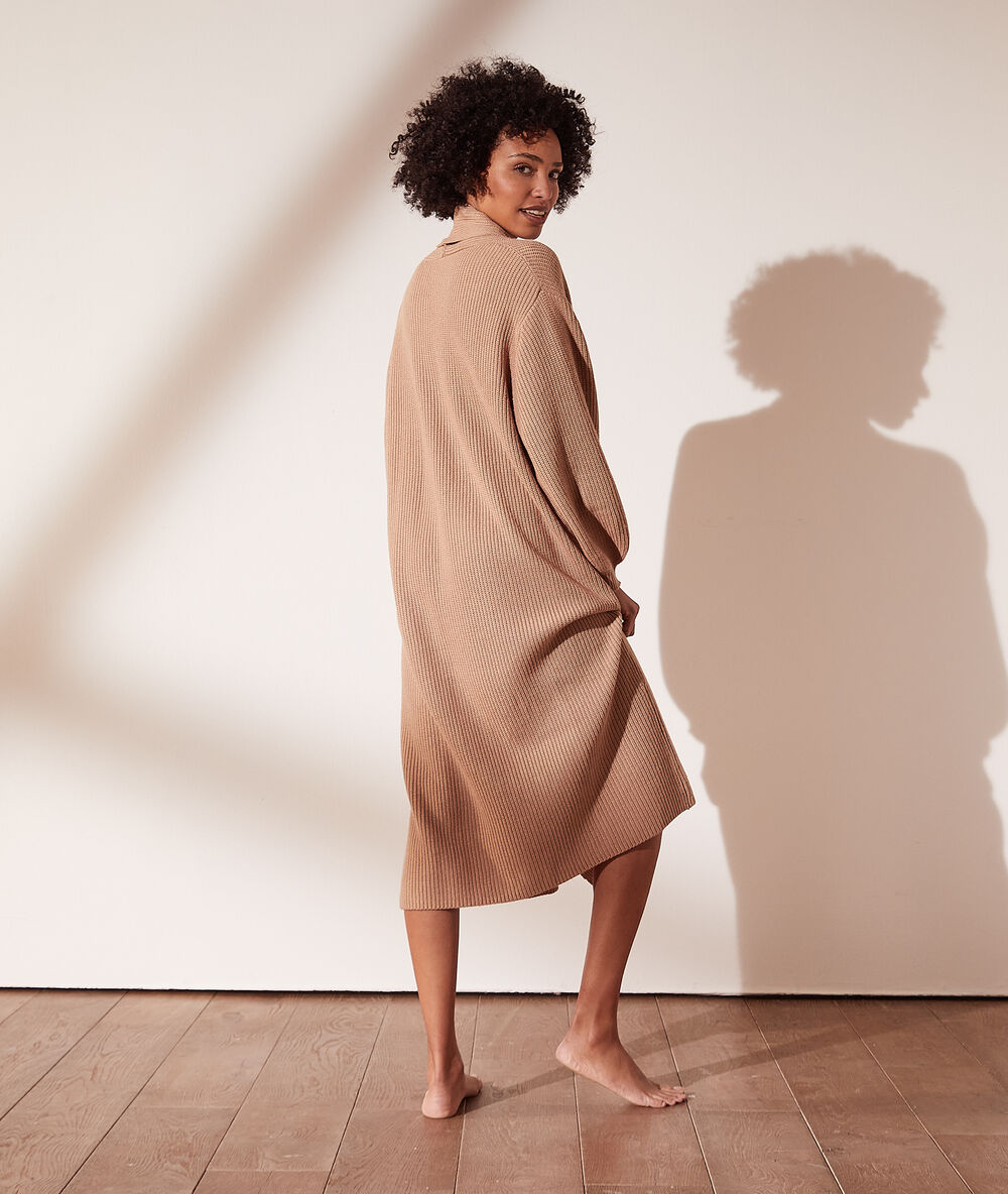 Cardigan long en maille camel.