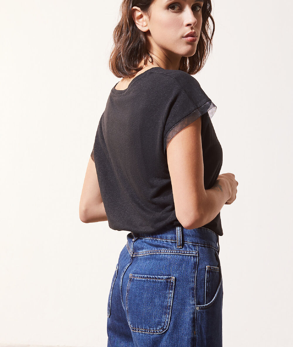 T-shirt col rond noir.