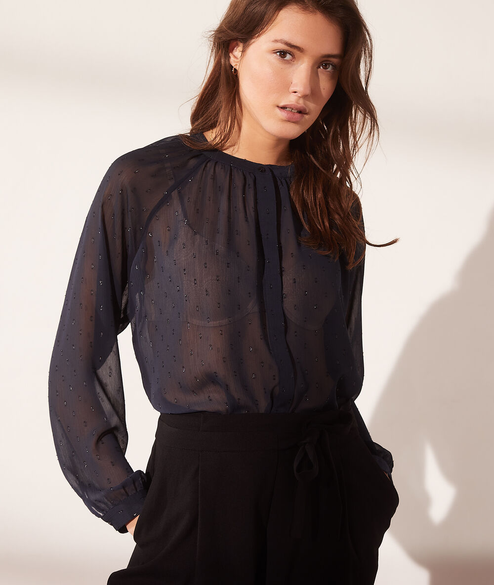 Blouse transparente avec paillettes bleu marine.