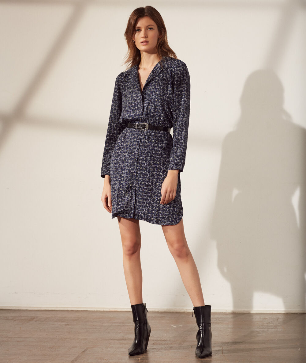 Robe chemise ceintur&eacute;e bleu marine.