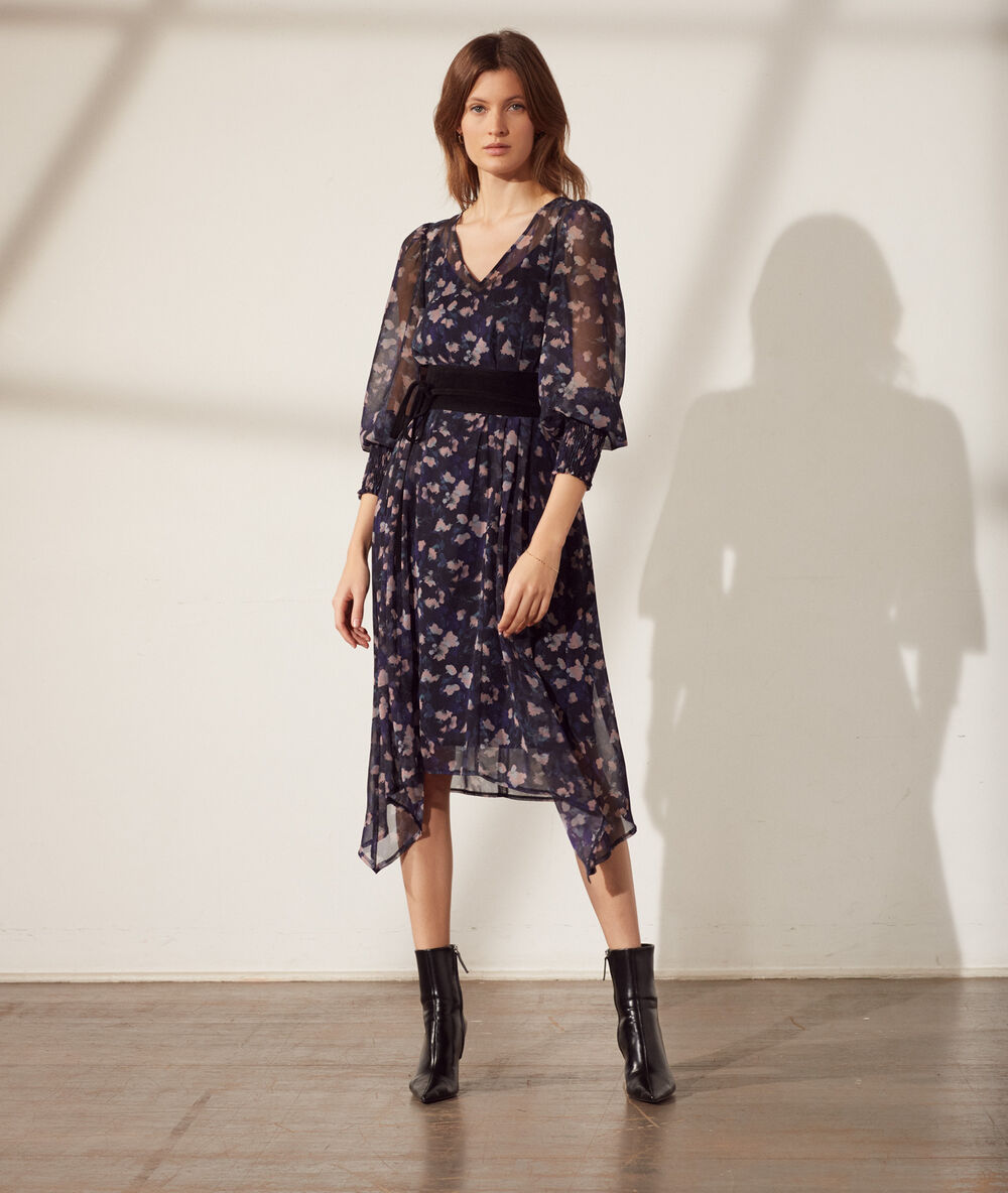 Robe fluide imprim&eacute;e manches ballon bleu marine.