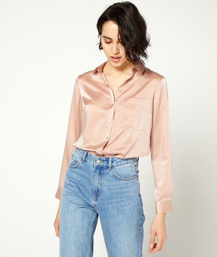 Chemise satinée nude.