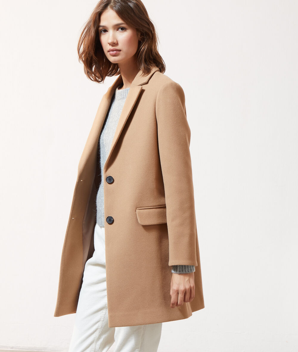 Straight-cut coat camel.