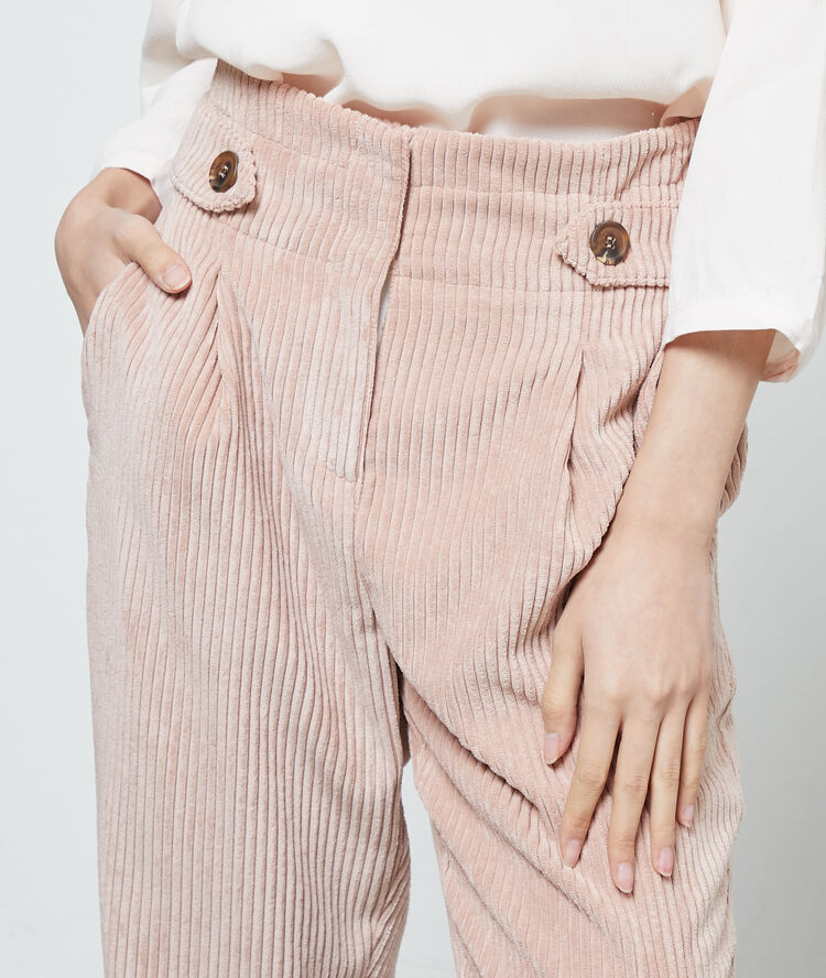 Pantalon carotte en velours côtelé nude.
