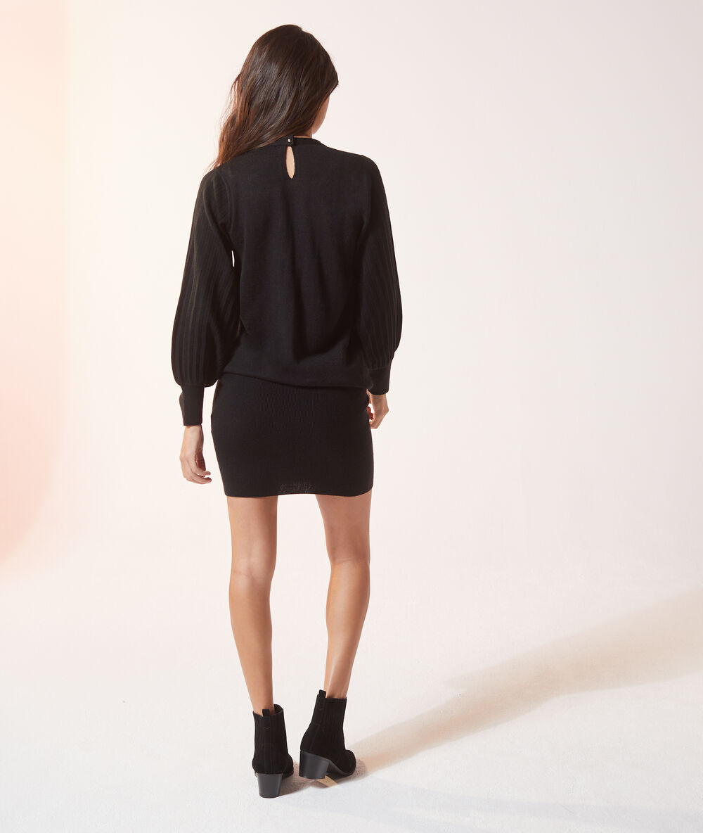 Robe en maille, manches ballon noir.