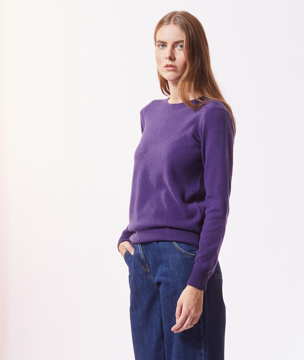 Pull col rond en cachemire ultraviolet.