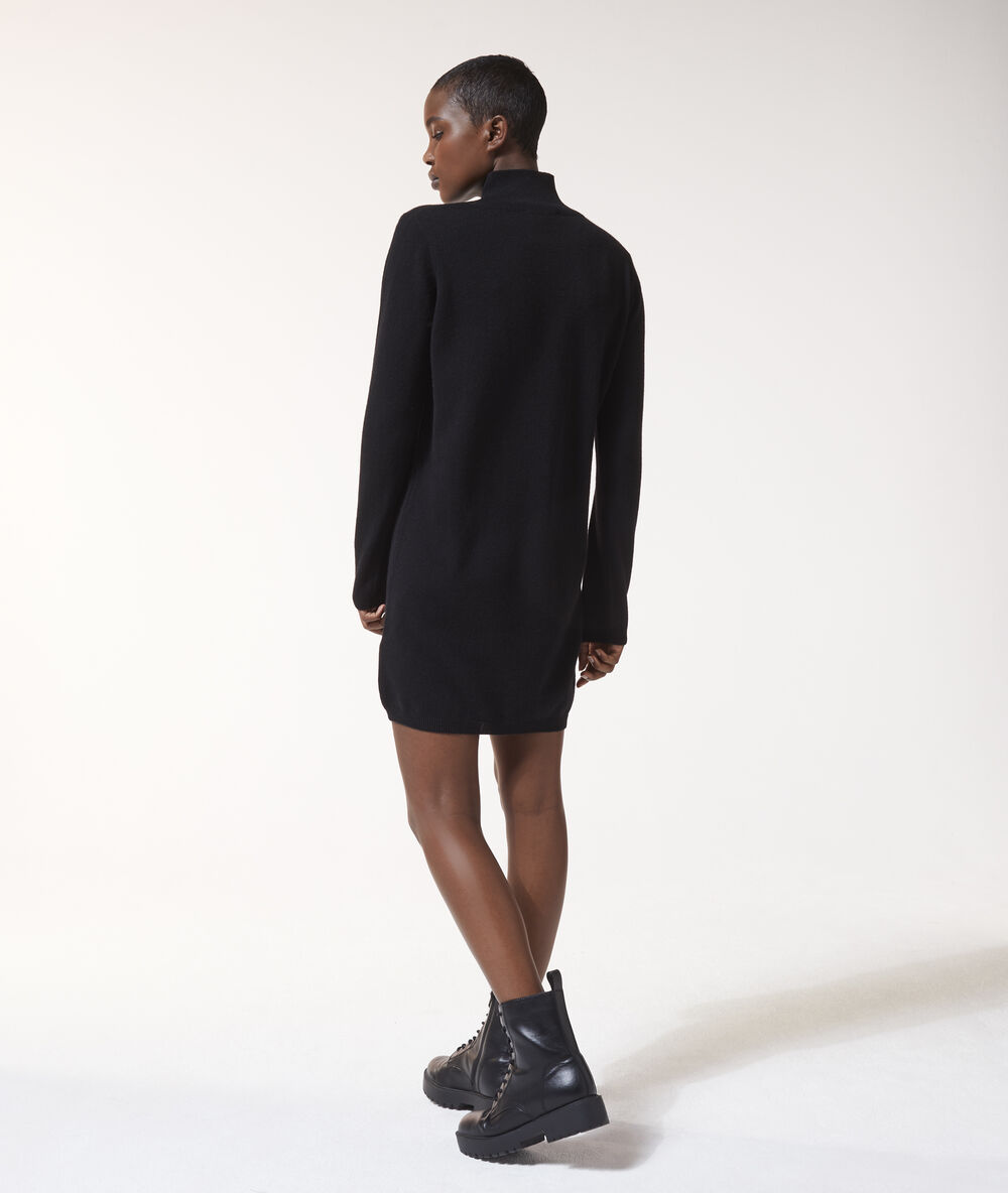 Robe-pull en cachemire noir.