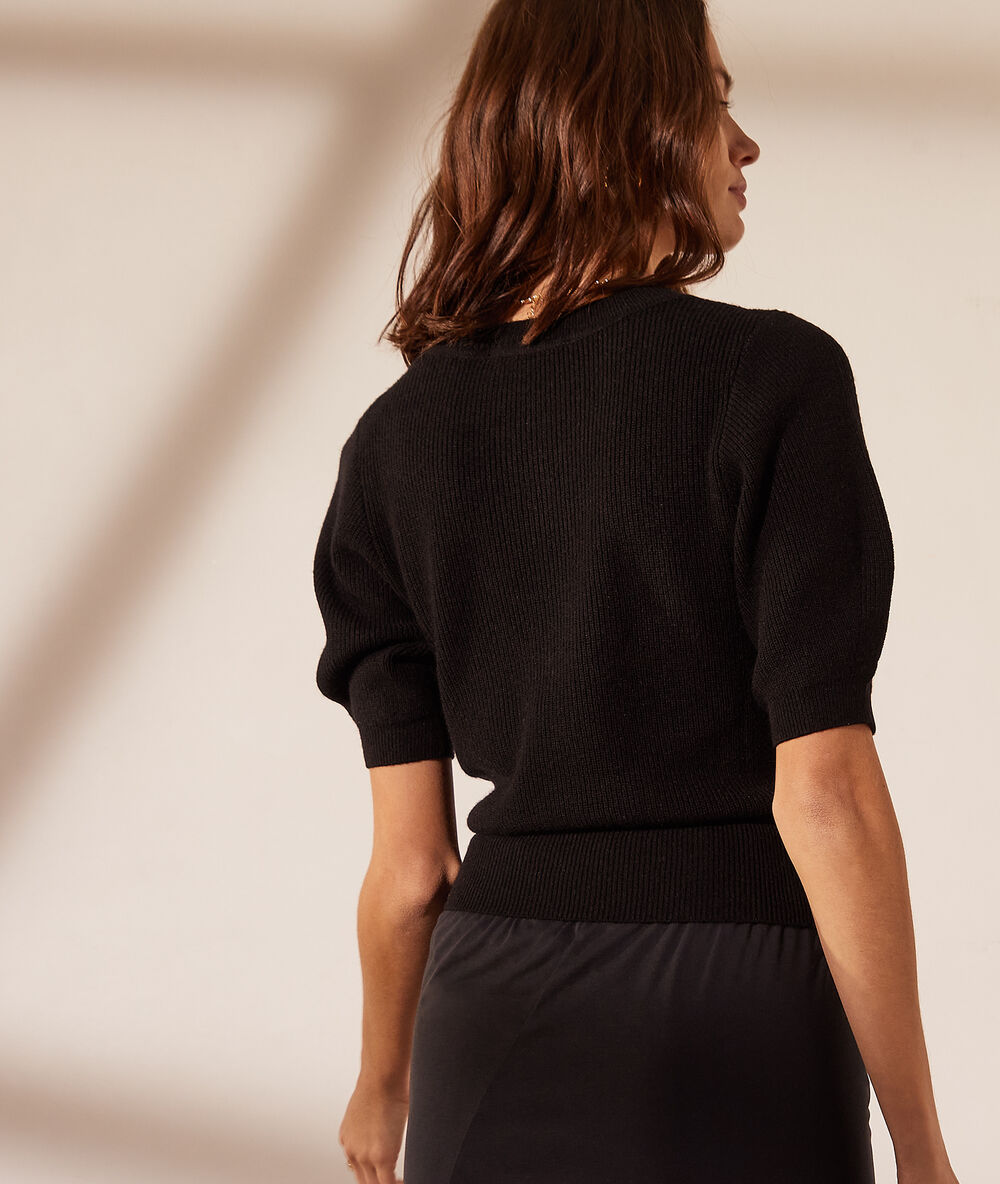 Pull en maille, manches ballon noir.