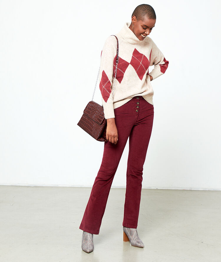 Flare trousers in velvet look burgundy.