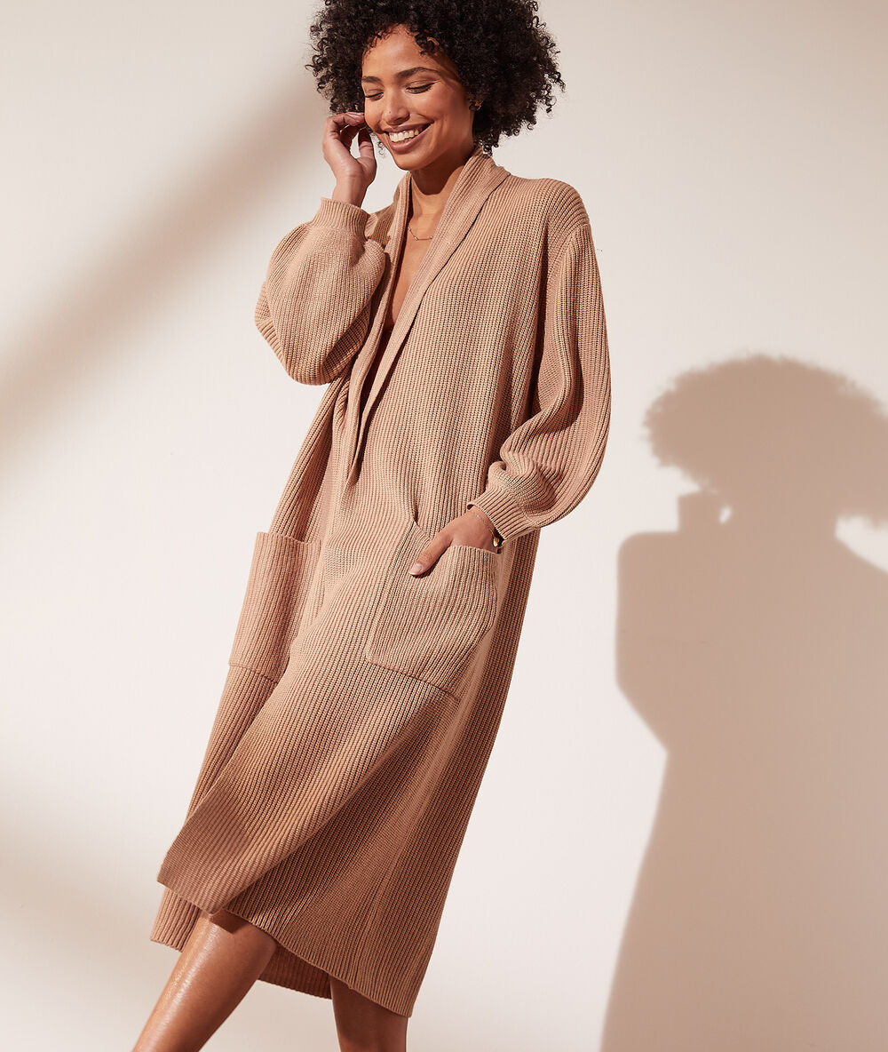 Cardigan long en maille camel.