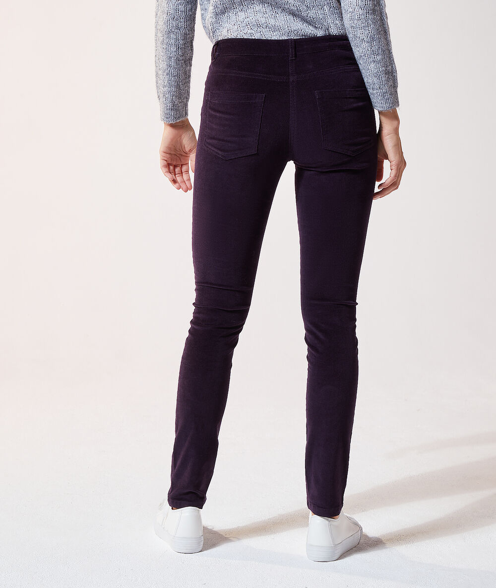 Pantalon en velours slim aubergine.
