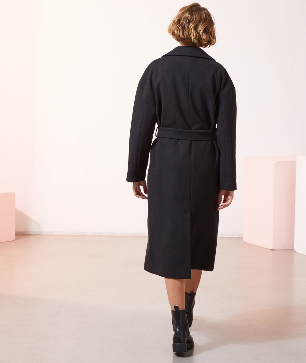 Manteau droit avec ceinture noir.