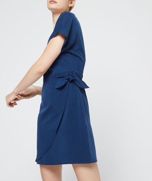 Vestido cruzado anudado de tencel azul.