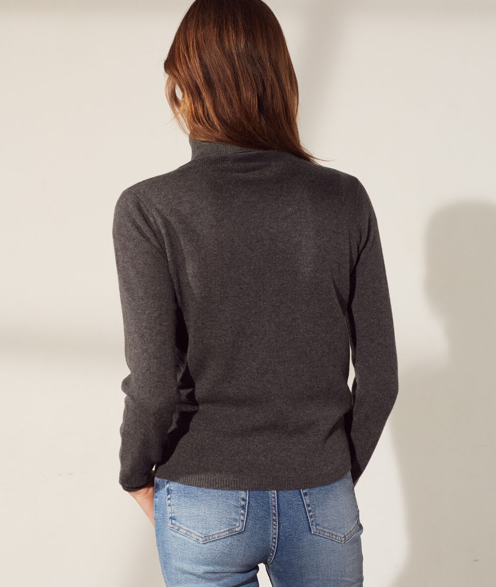 Pull col roul&eacute; en cachemire gris chine clair.