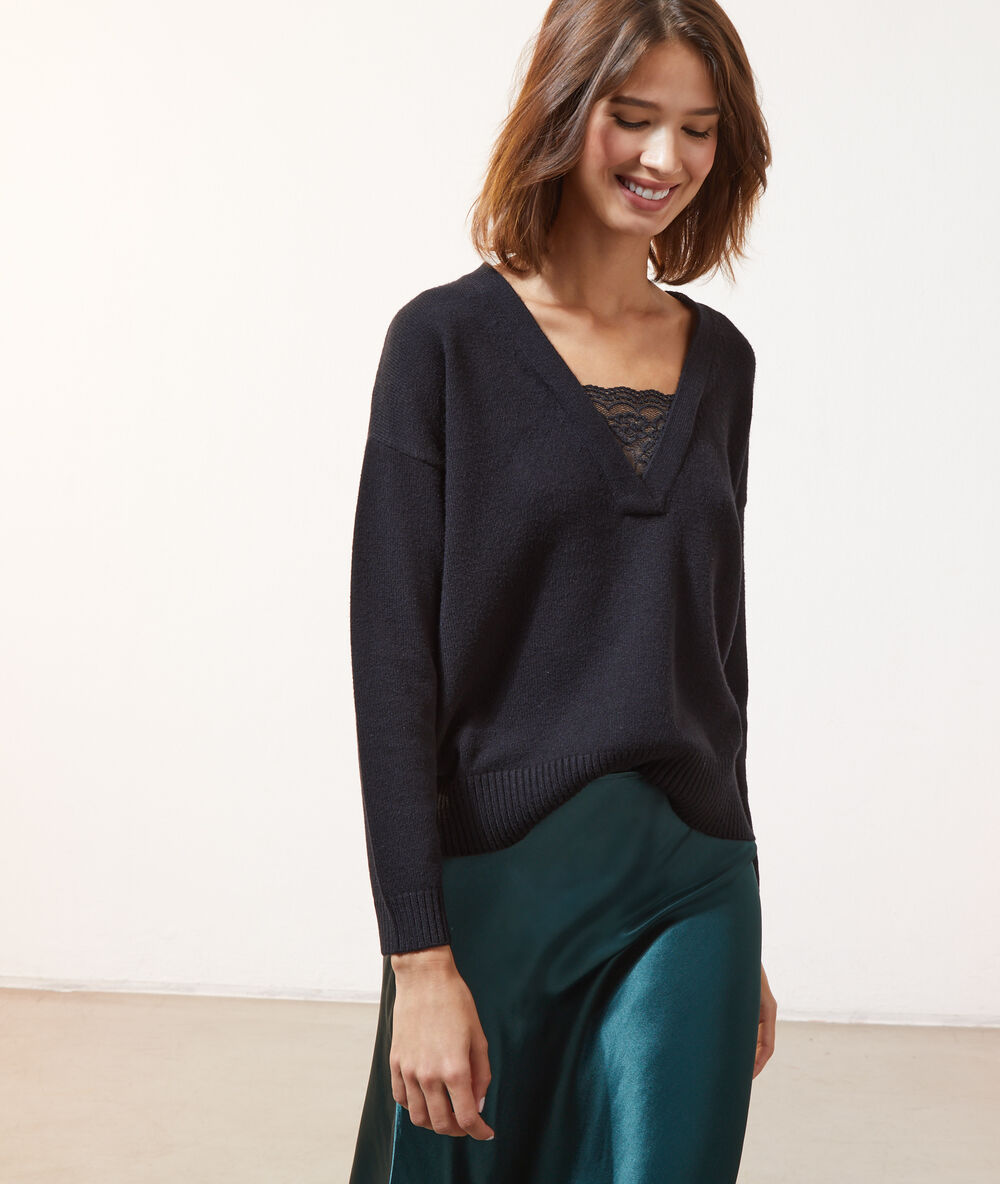 Pull col v d&eacute;tails dentelle noir.
