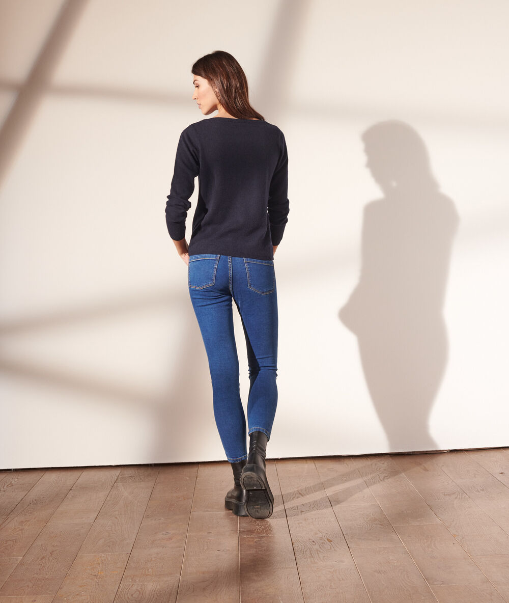 Pull col bateau en cachemire bleu marine.