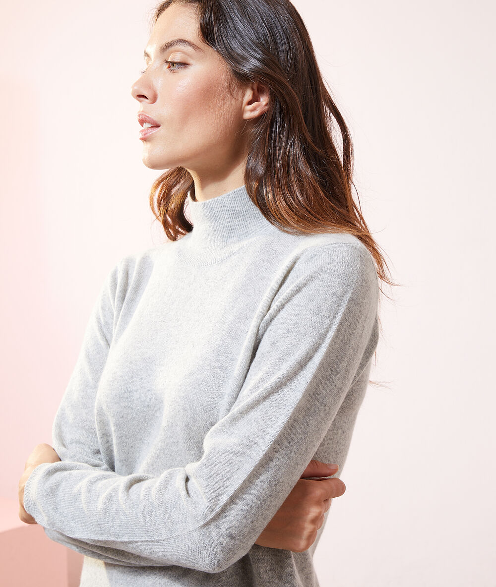 Robe-pull en cachemire gris chine clair.