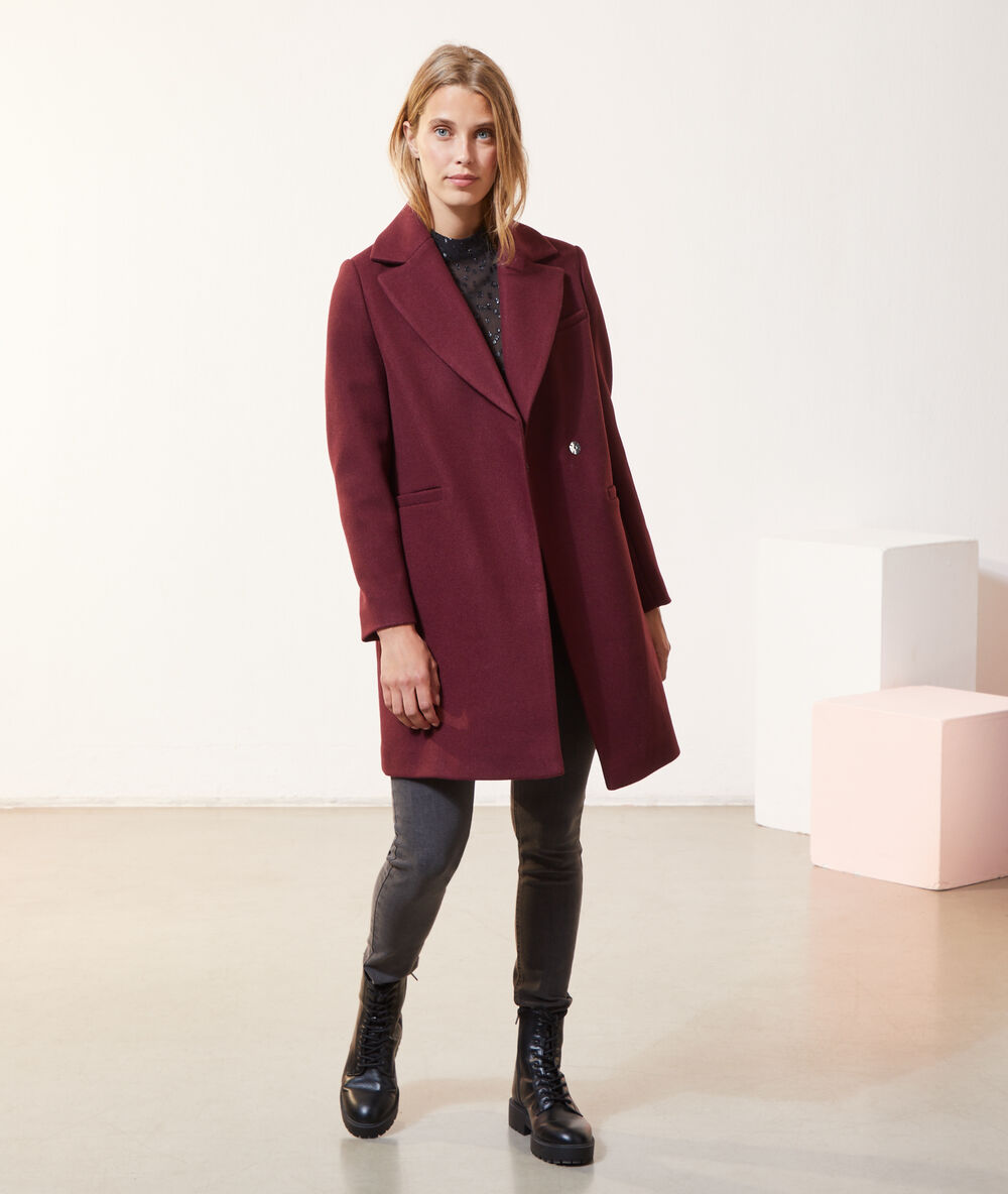 Straight-cut coat burgundy.