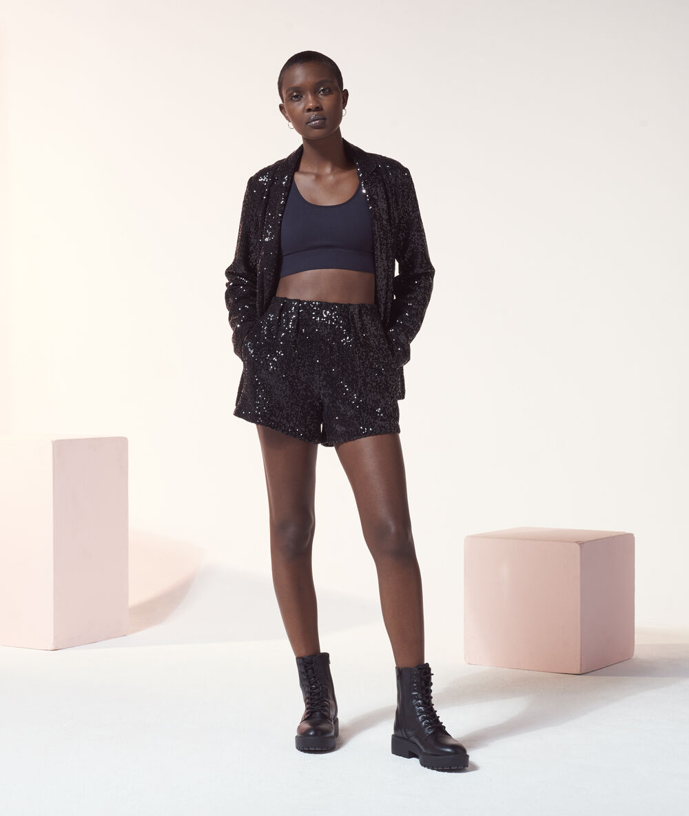 Veste de tailleur en sequins noir.