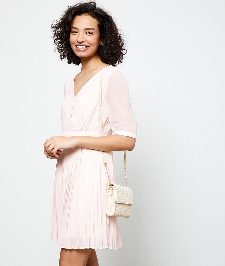 Robe plissée nude.