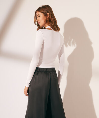 Long-sleeved top with cut-out