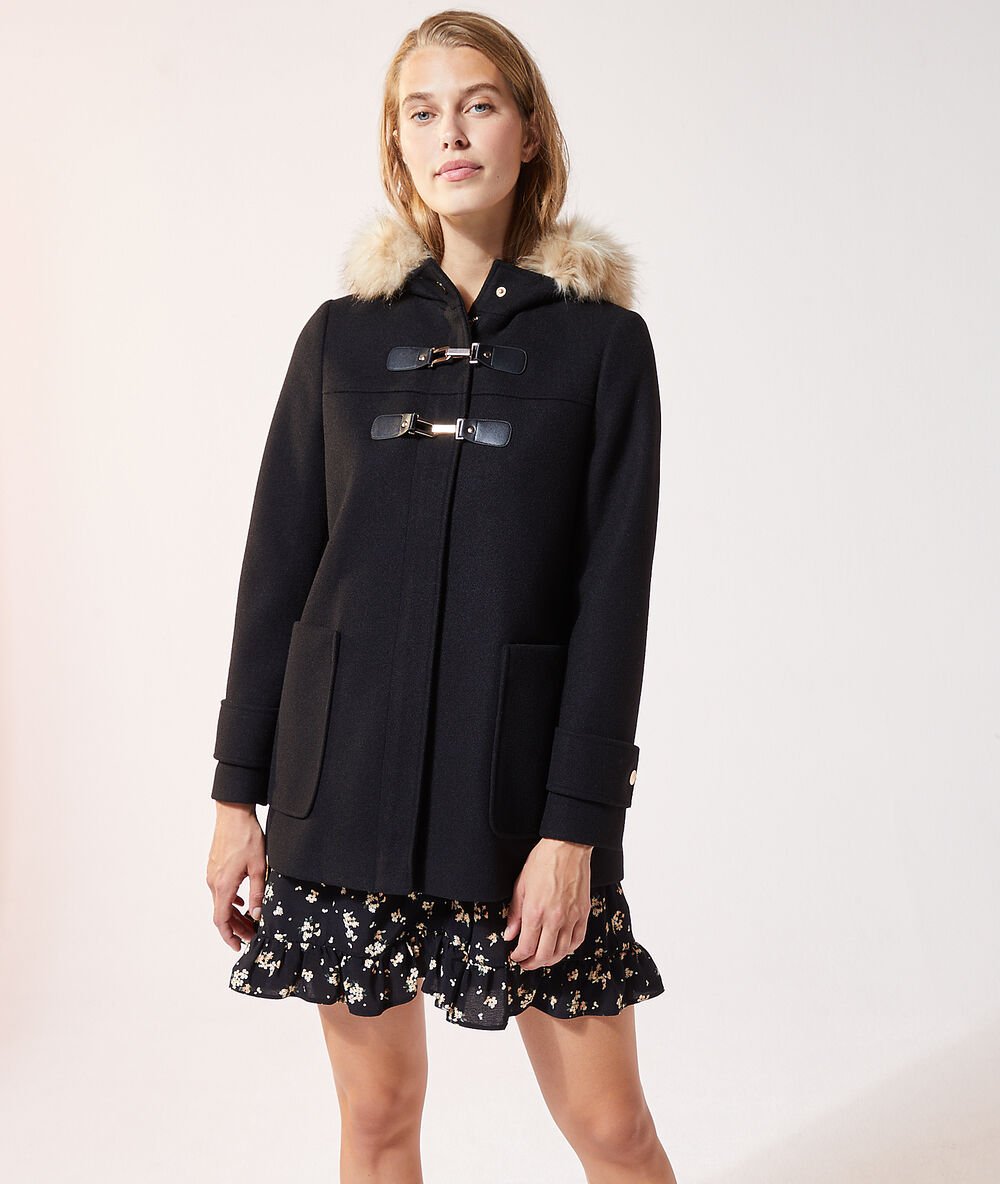 Manteau capuche fourrure synthétique noir.