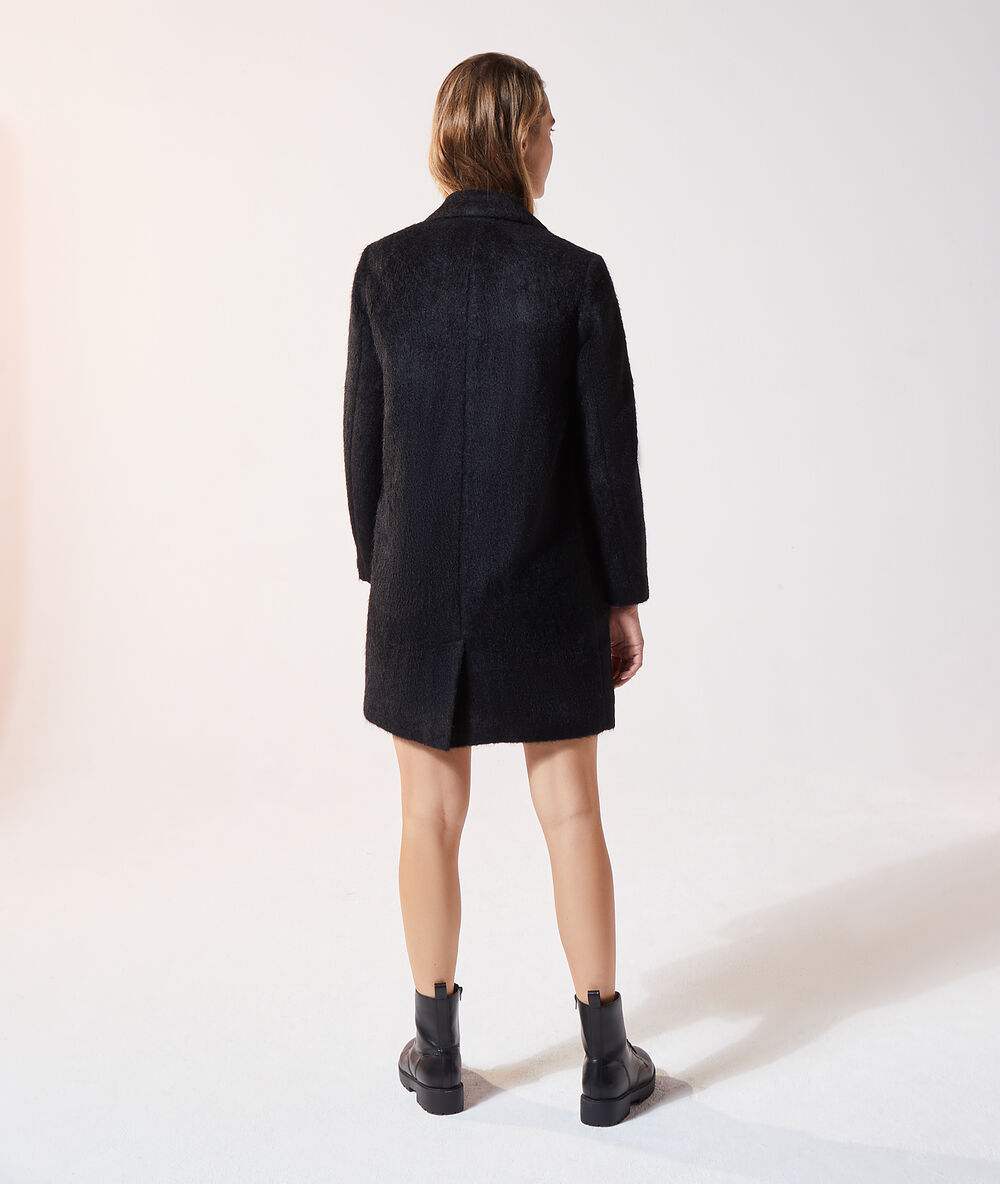 Manteau droit fausse fourrure noir.