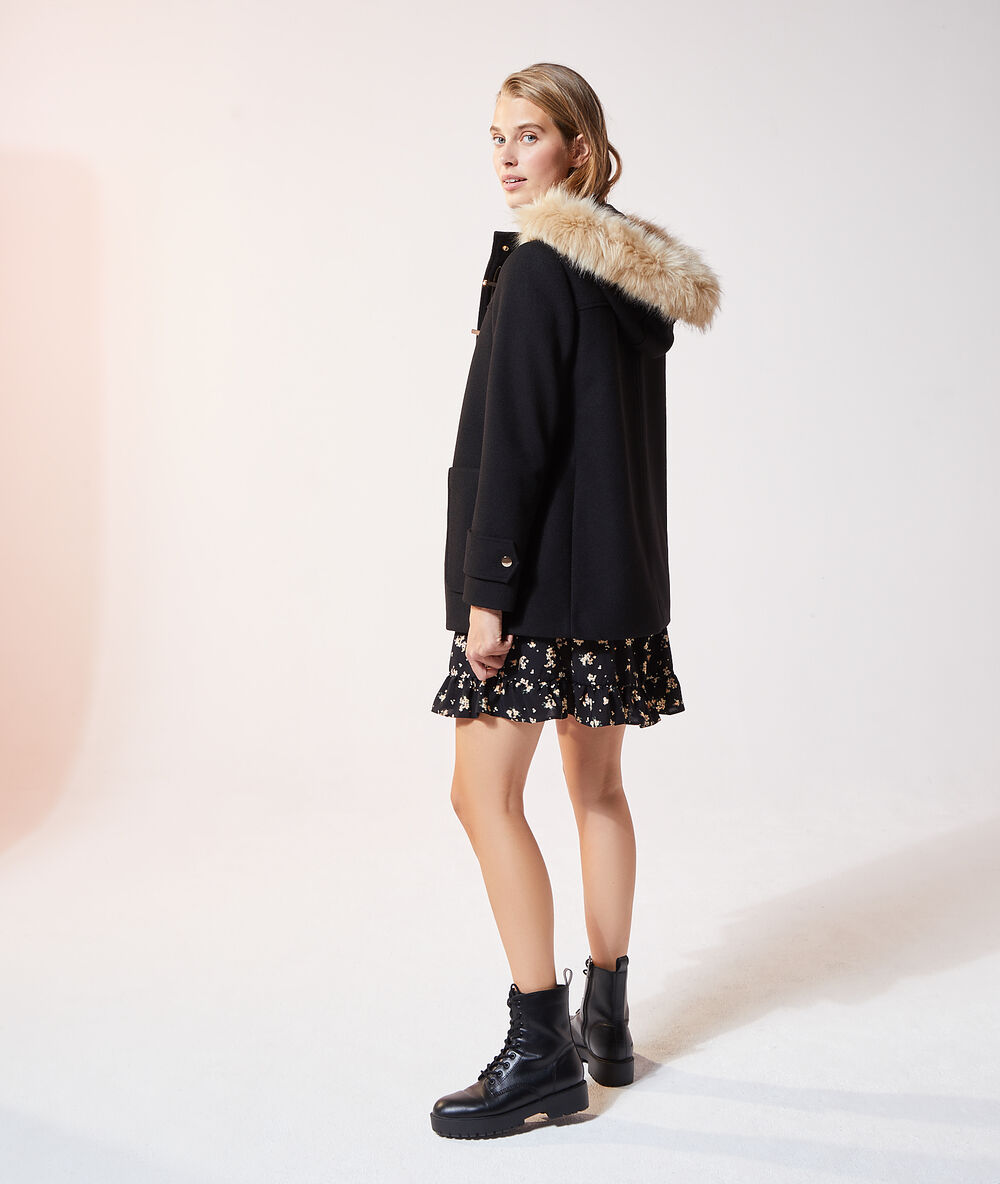 Manteau capuche fourrure synthétique noir.
