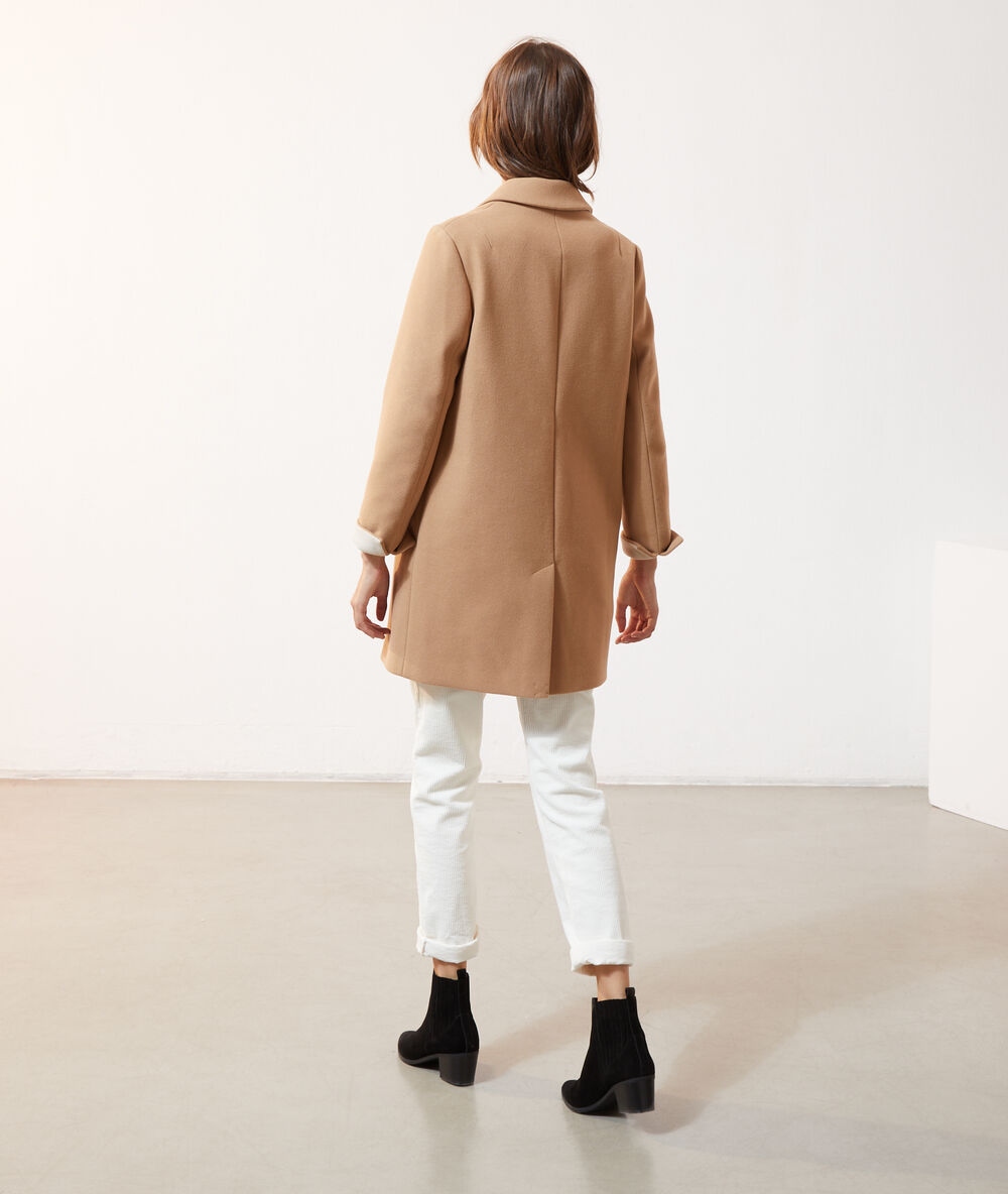 Straight-cut coat camel.