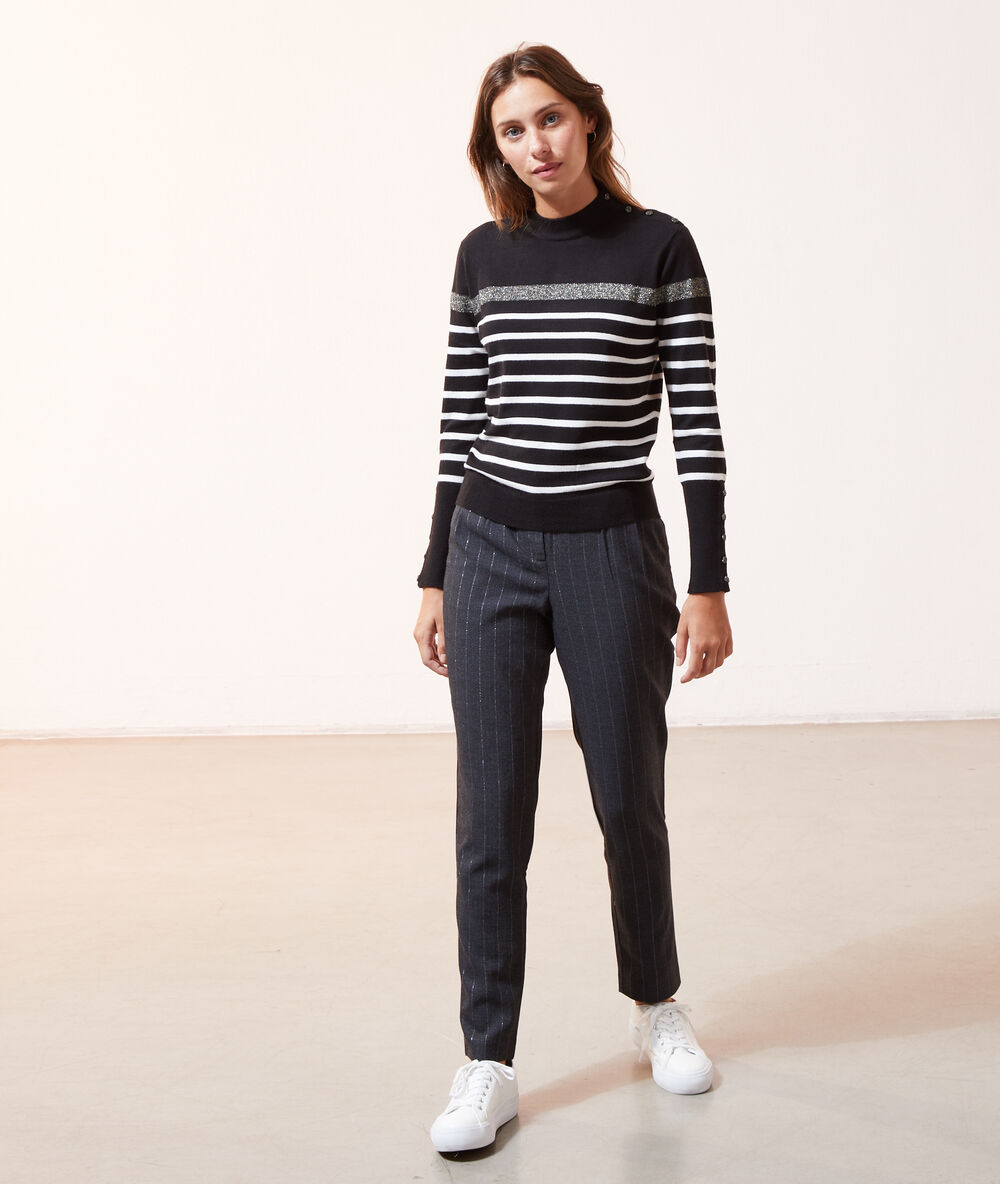 Jumper in stripes and kine knit black.