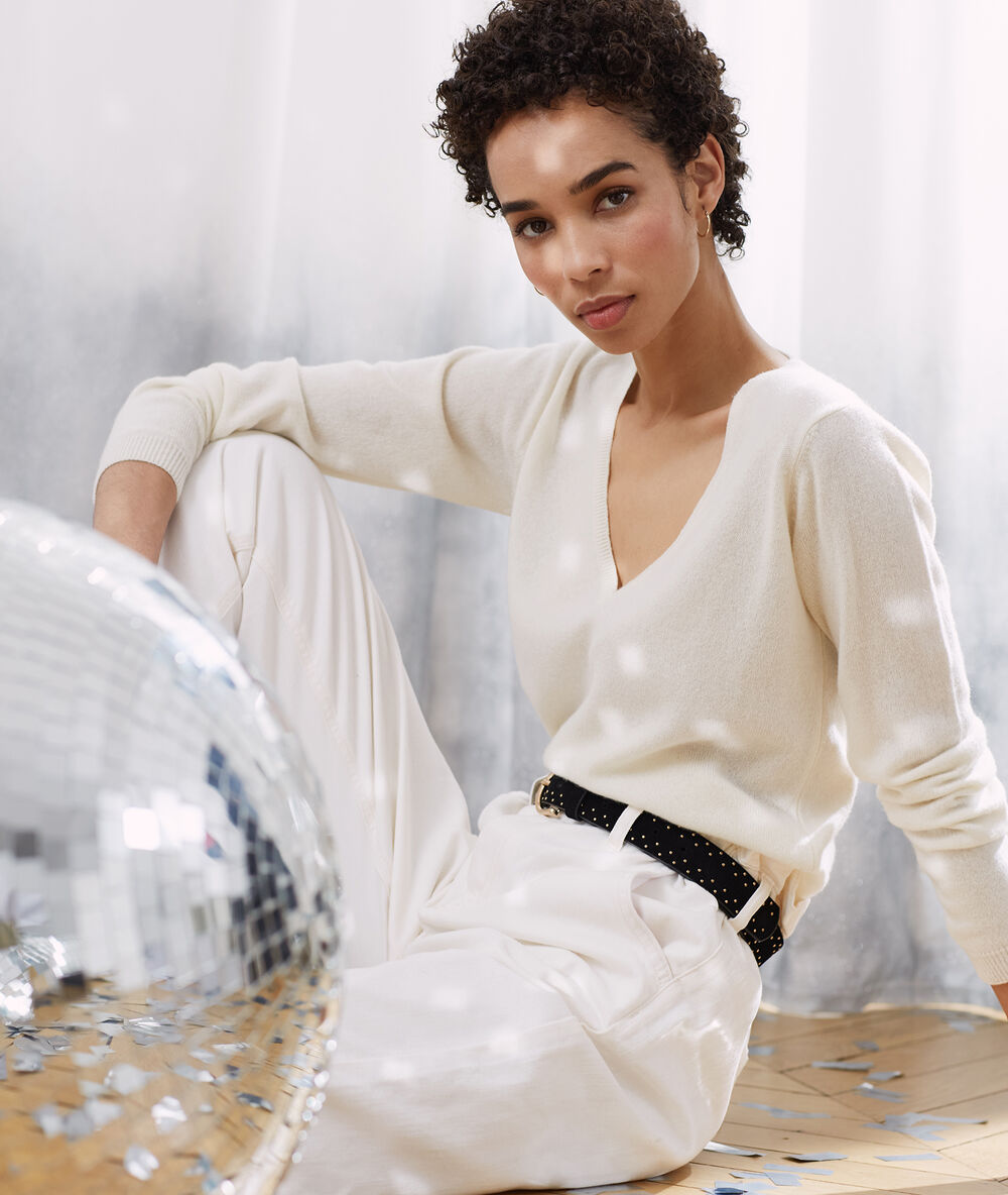 Pull col v en cachemire ecru.