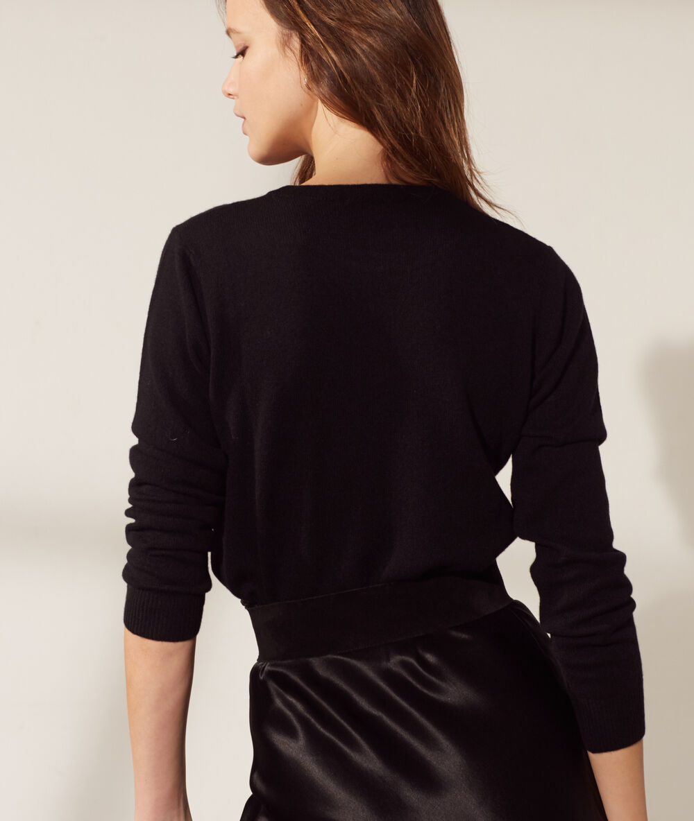 Cashmere crew neck jumper black.