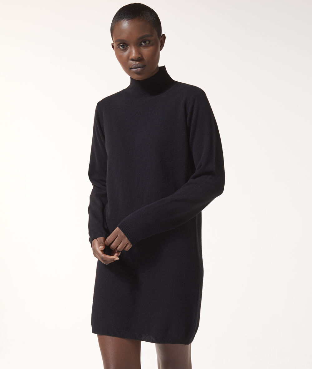 Robe-pull en cachemire noir.
