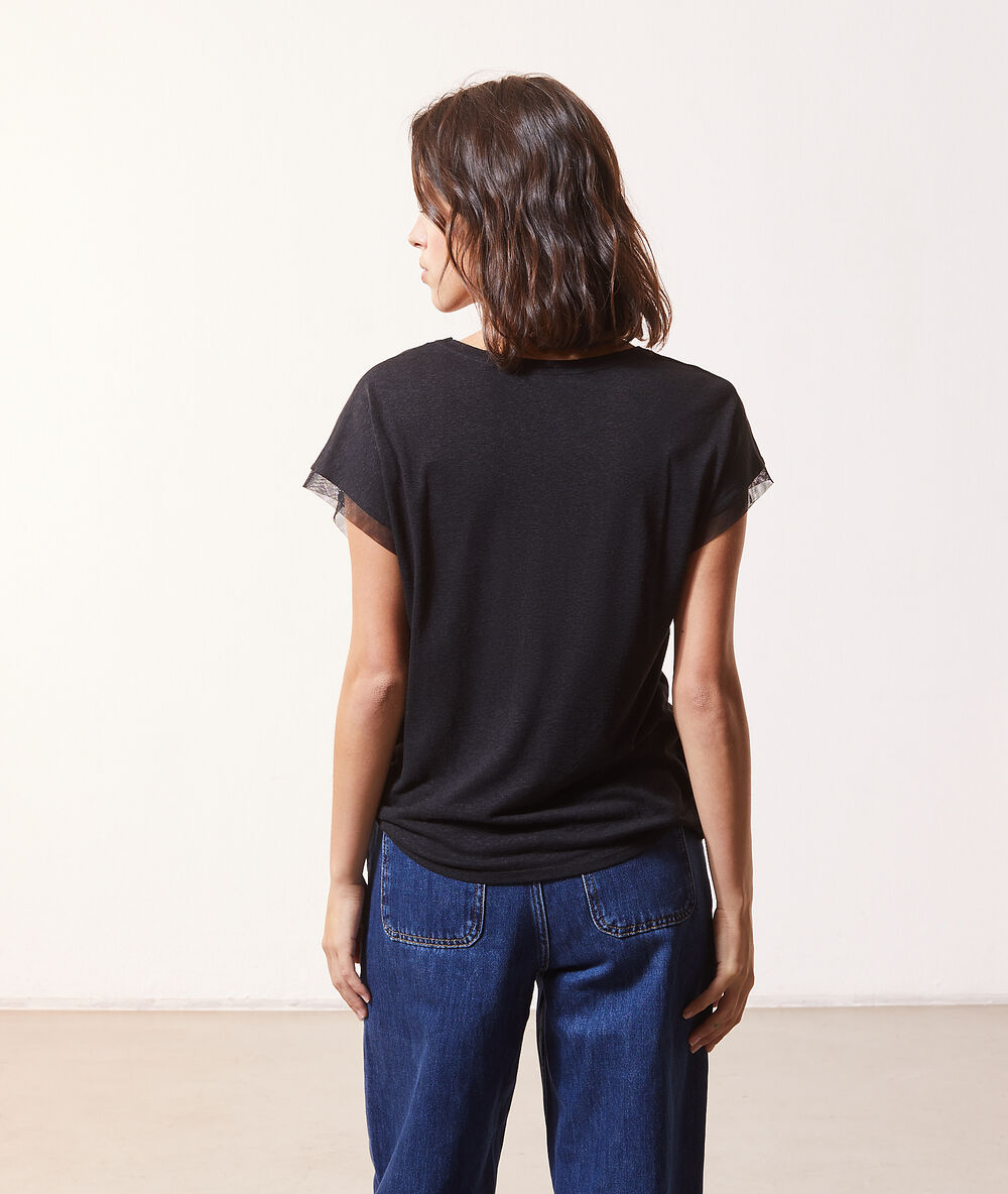 T-shirt col rond noir.