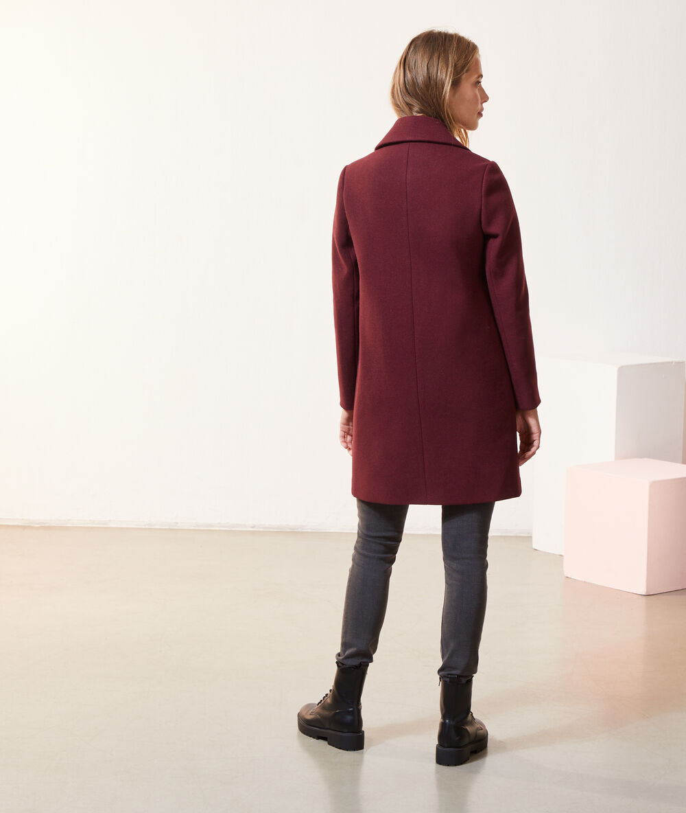 Straight-cut coat burgundy.