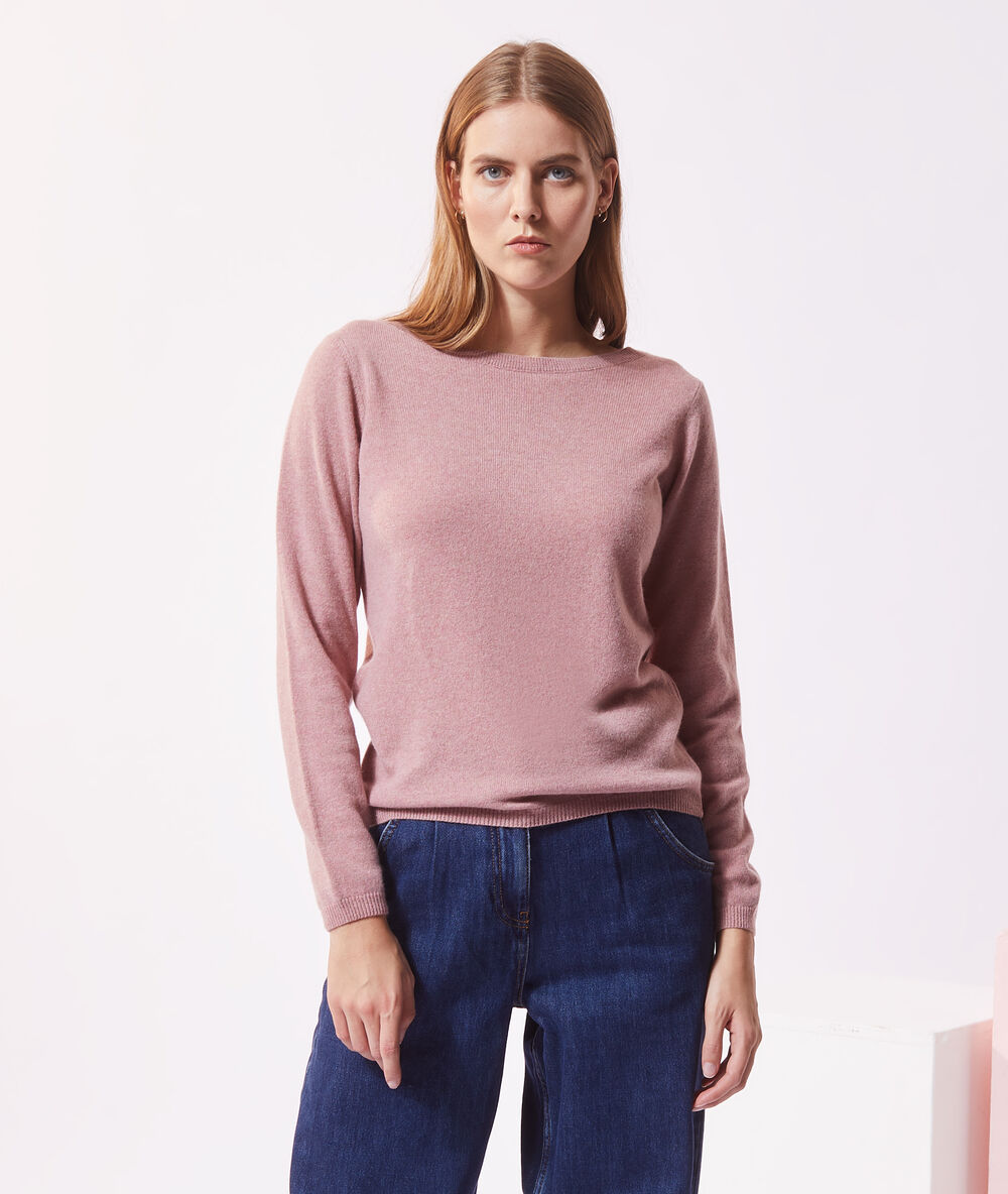Pull col bateau en cachemire vieux rose.