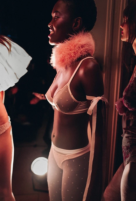 Lingerie Etam, modèle pose verticale