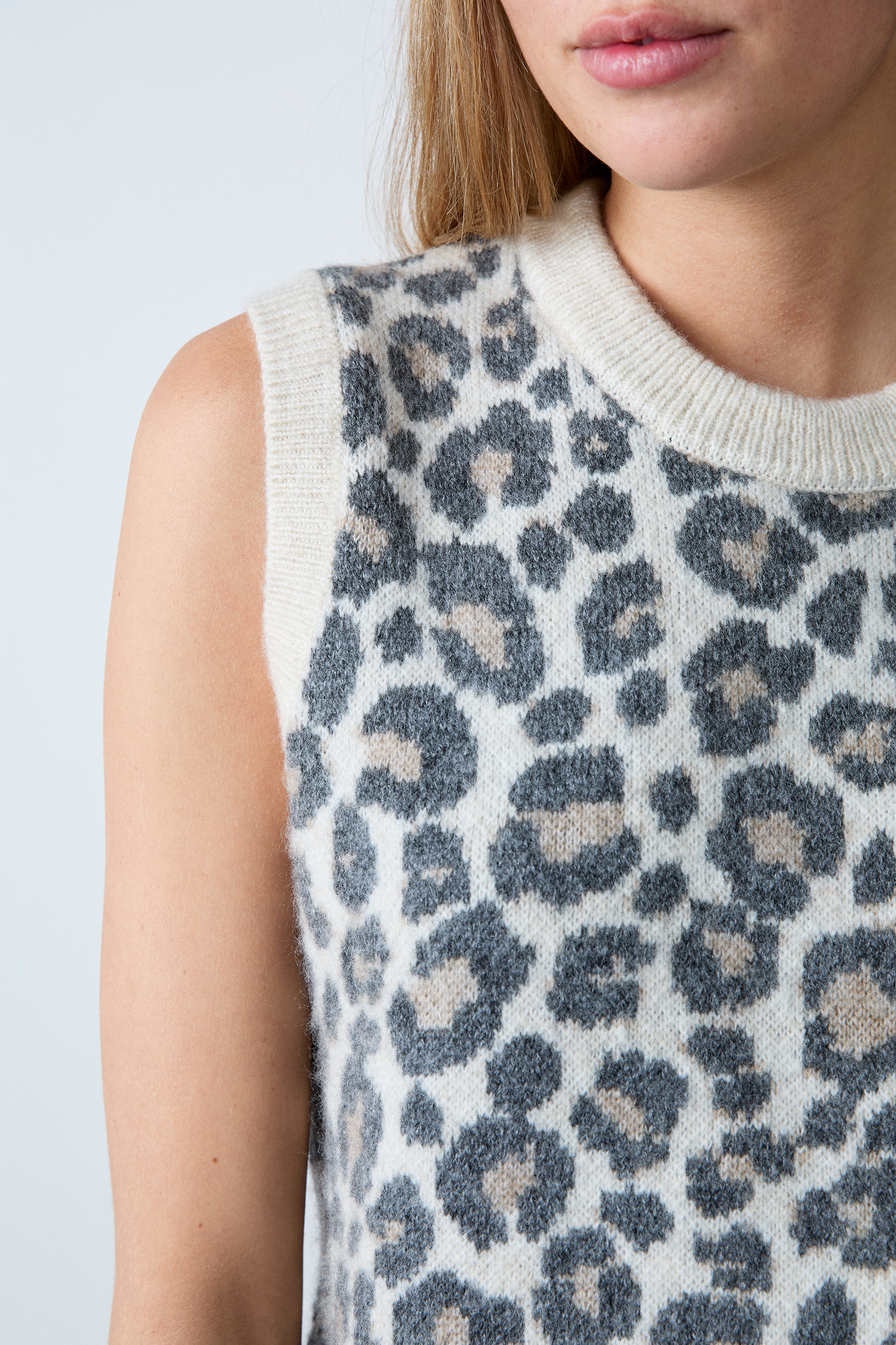 トップス Angelnumber555 leopard ribbon sleeveless トップス Angelnumber555 leopard ribbon sleeveless 06001-